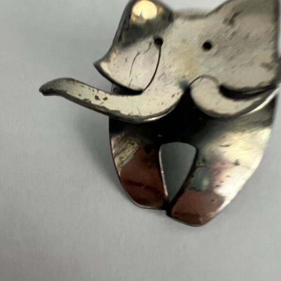 Distressed silver tone elephant pin brooch - Picture 8 of 8